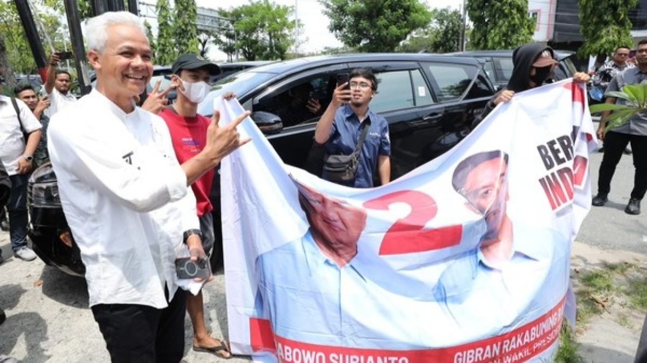 Capres Ganjar Pranowo berpose di depan pendukung Prabowo-Gibran.