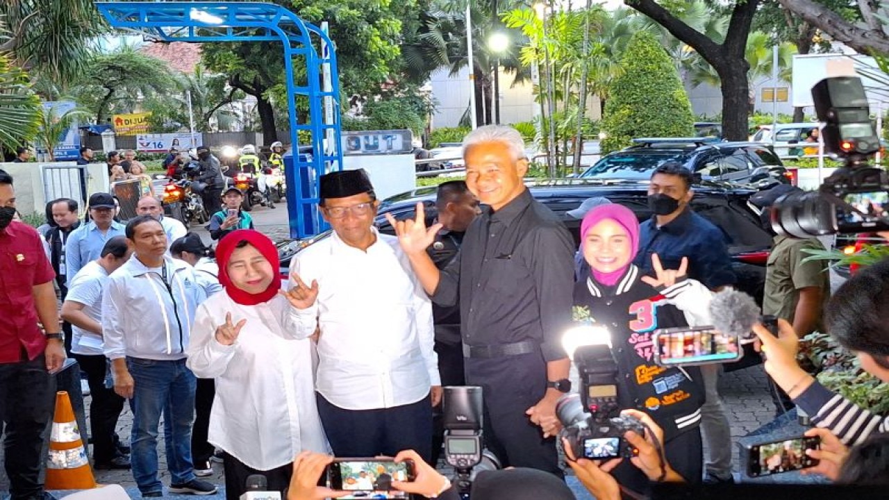 Calon presiden nomor urut 3 Ganjar Pranowo berikan salam tiga jari sebelum berangkat menuju lokasi Debat Pilpres Kelima di Jakarta Convention Center (JCC), Jakarta Pusat, Minggu (4/2/2024). ANTARA/Fianda Sjofjan Rassat