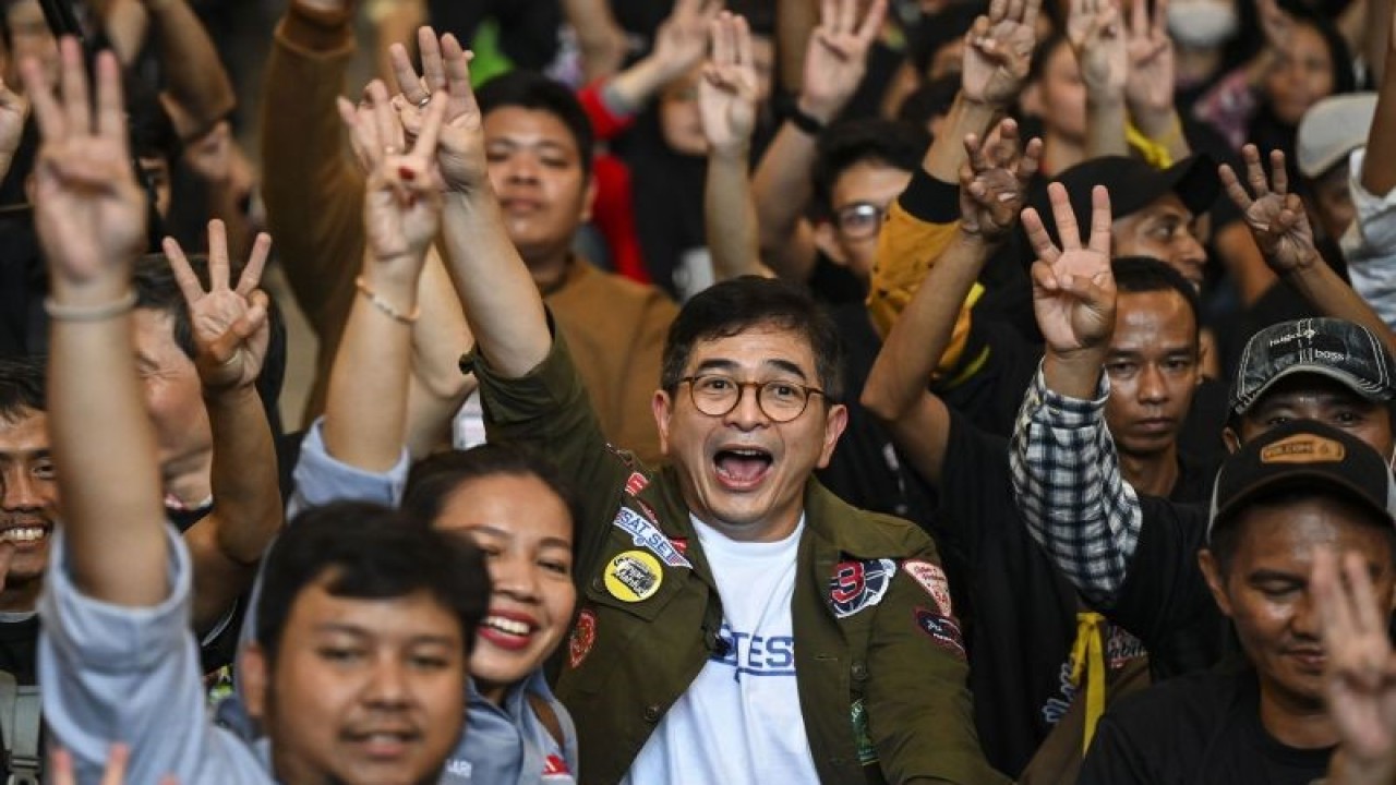 Ketua TPN Ganjar-Mahfud, Arsjad Rasjid (tengah), bersama simpatisan pendukung Capres dan Cawapres Ganjar-Mahfud dari KDTI di Pos Bloc, Jakarta, Minggu (4/2/2024). Rasjid dalam acara âTemu Kangen Disabilitas mengatakan pihaknya memiliki program khusus untuk penyandang disabilitas seperti peningkatan lapangan pekerjaan hingga peningkatan layanan sekolah untuk penyandang disabilitas. ANTARA FOTO/Erlangga B Prakoso