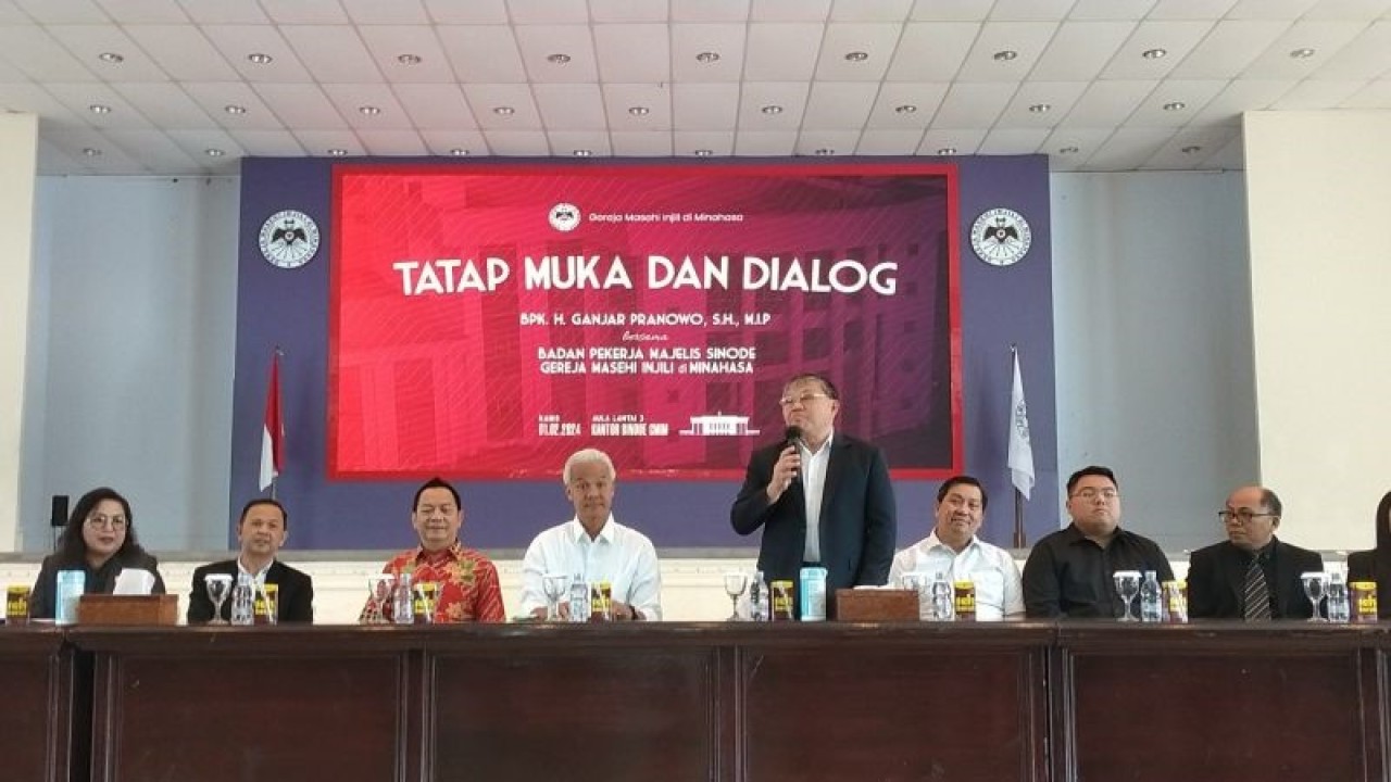 Capres Ganjar Pranowo saat melakukan dialog dengan para pendeta se Gereja Masehi Injili di Minahasa (GMIM) Sulawesi Utara, Kamis (1/2). (Foto ANTARA/Hannie)