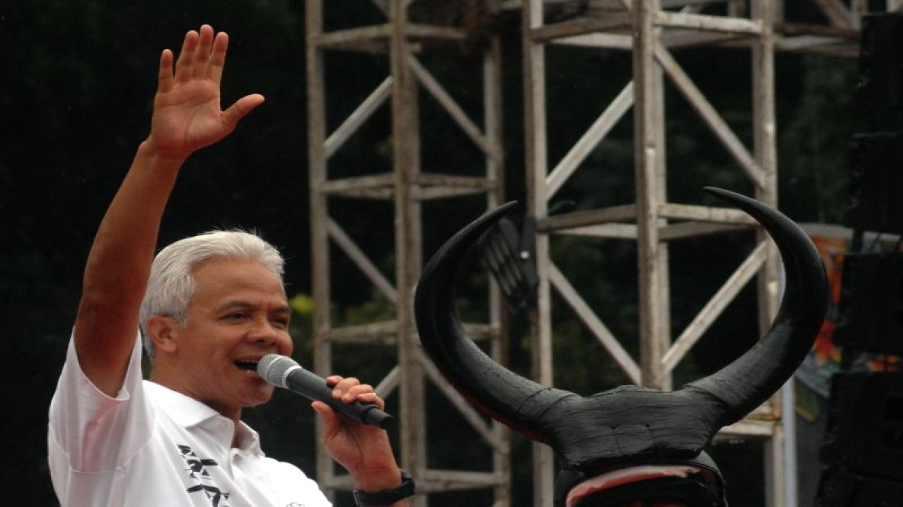 Calon Presiden RI Ganjar Pranowo menyapa sejumlah pendukungnya di lapangan Wolter Mongisidi, Manado, Sulawesi Utara, Kamis (1/2/2024). ANTARA FOTO/Adwit Pramono/Spt.