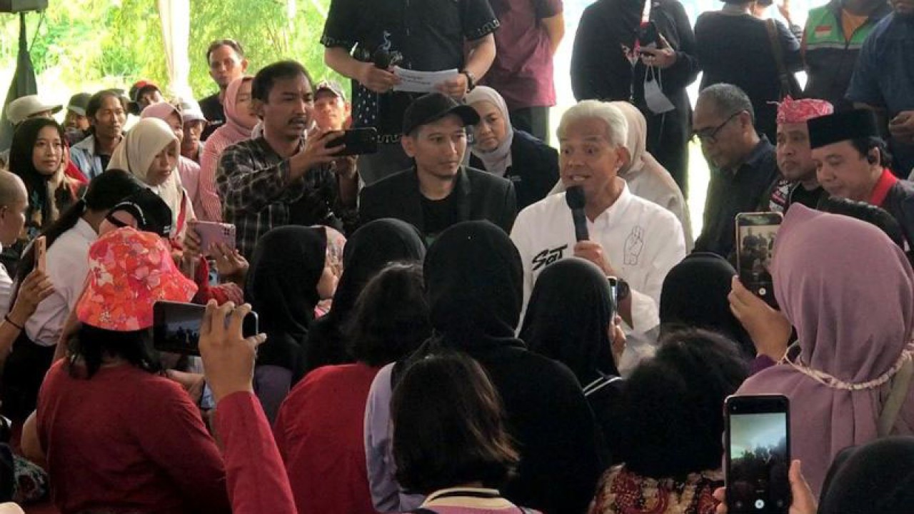 Calon Presiden RI Ganjar Pranowo menemui keluarga pemulung di sekitar lokasi pengolahan sampah terpadu Waste4Change Kabupaten Bekasi, Jawa Barat, Senin (5/2/2024). ANTARA/Devi Nindy/aa.