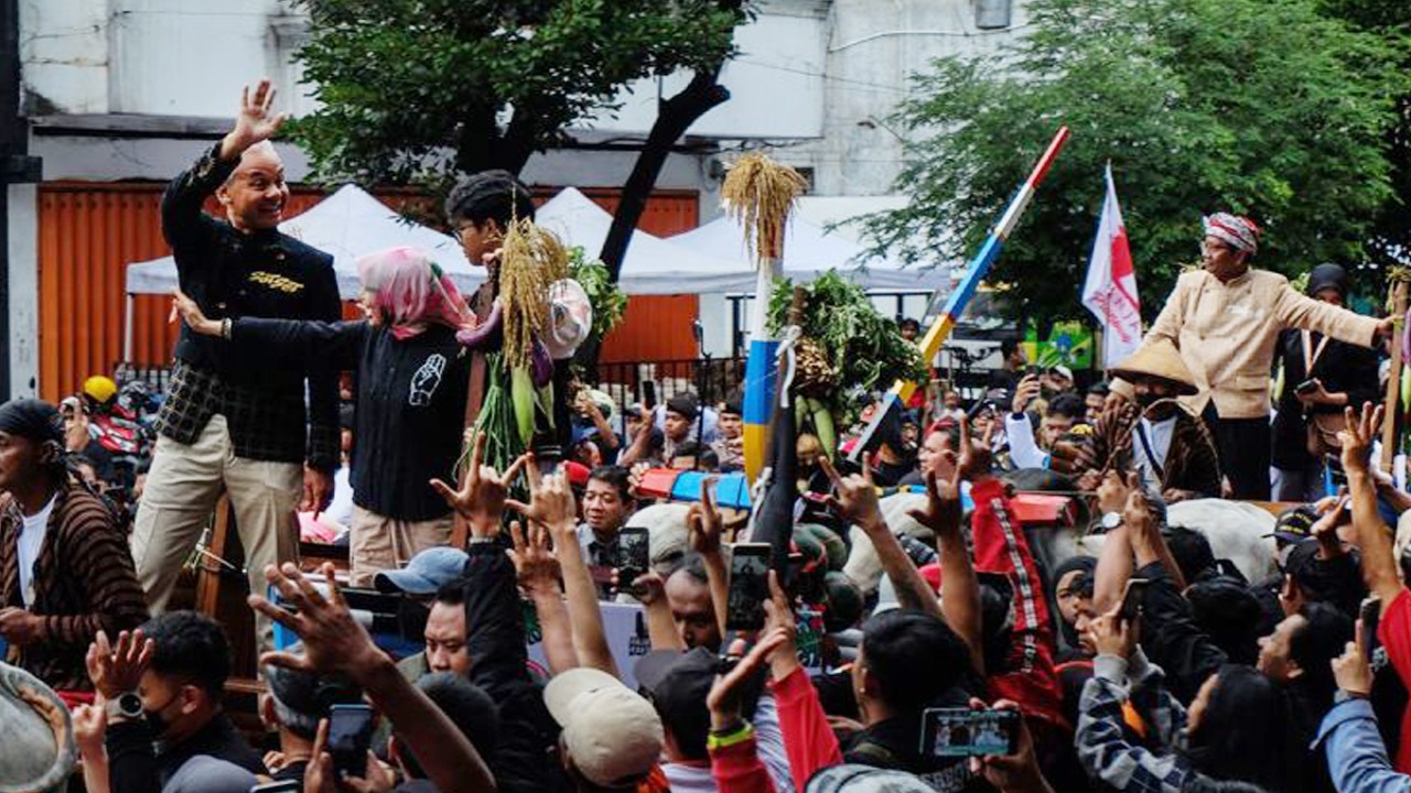 Pasangan capres dan cawapres nomor urut 3, Ganjar Pranowo (kiri) dan Mahfud MD (kanan), menaiki gerobak sapi saat kirab kampanye akbar di Solo, Jawa Tengah, Sabtu (10/2/2024). Kampanye akbar bertajuk Hajatan Rakyat Bukan Konglomerat itu digelar untuk pemenangan Ganjar Pranowo-Mahfud MD pada Pilpres 2024. ANTARAFOTO/Maulana Surya