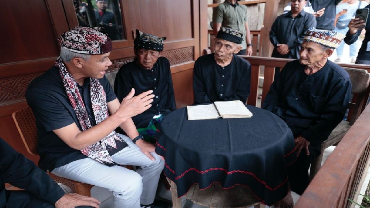 Calon presiden nomor urut 3 Ganjar Pranowo ngopi bareng suku Osing di Kabupaten Banyuwangi, Jawa Timur, Kamis (8/2/2024). ANTARA/HO-TPN