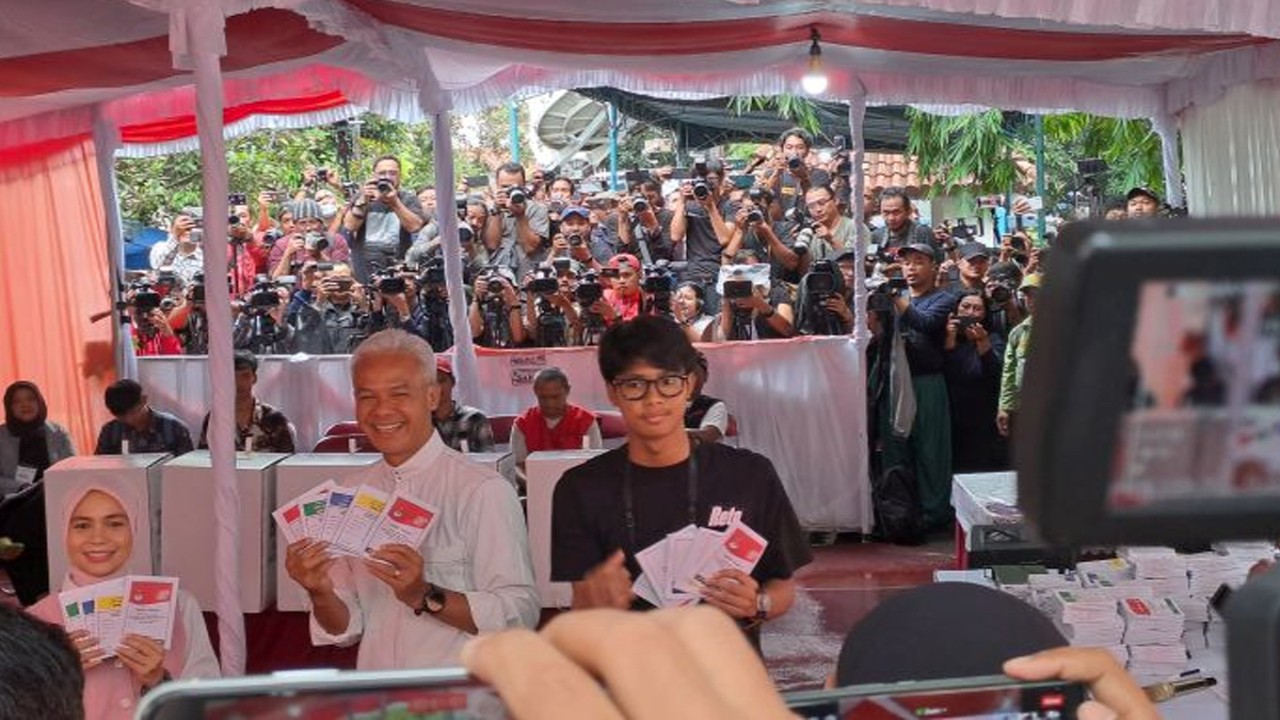 Ganjar Pranowo bersama isteri dan anak usai lakukan pencoblosan di TPS 11 di Lempongsari, Gajahmungkur, Semarang, Jateng, Rabu 14 Februari 2024 pagi. (foto: okezone.com)