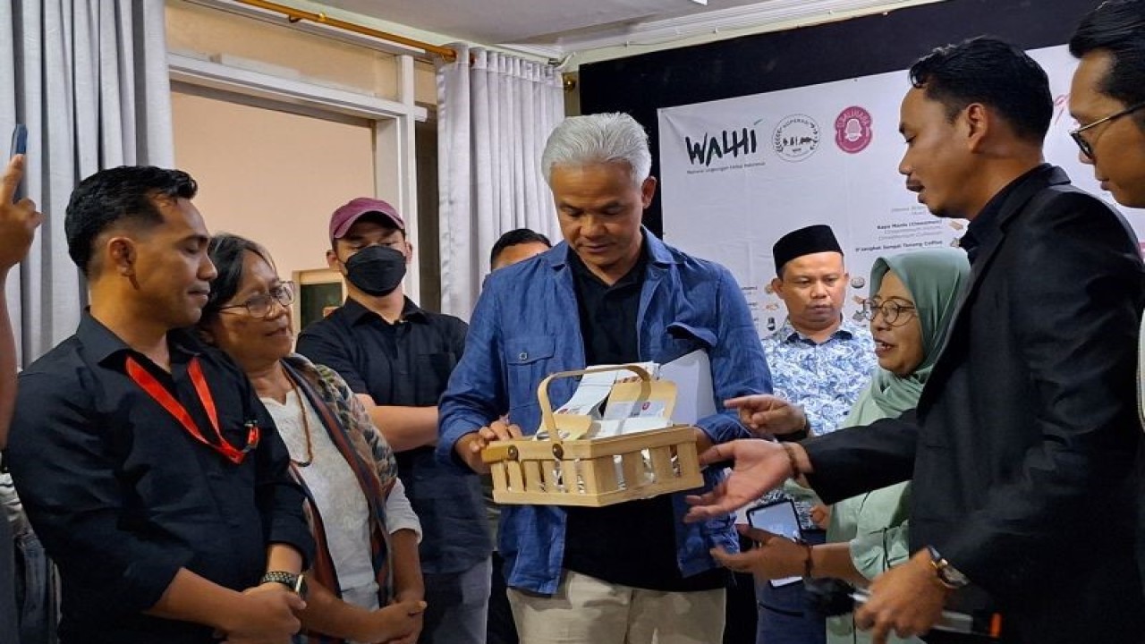 Capres RI Ganjar Pranowo menerima kopi dan rempah hasil bumi Indonesia saat berkunjung ke Kantor WALHI, Jakarta Selatan, Kamis (7/2/2024). ANTARA/Fianda Sjofjan Rassat