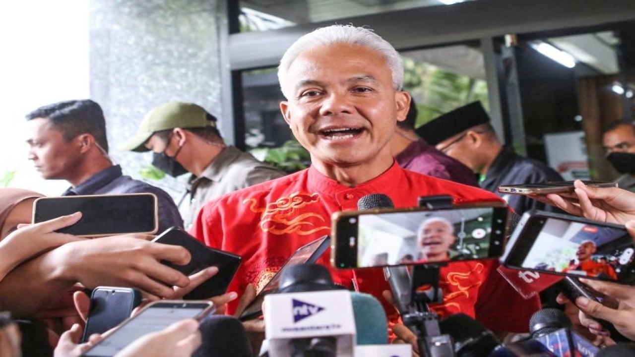 Calon presiden nomor urut 3 Ganjar Pranowo menjawab pertanyaan wartawan usai pertemuan di Gedung High End, Jakarta, Kamis (15/2/2024). ANTARA FOTO/Asprilla Dwi Adha/nym. (ANTARA FOTO/ASPRILLA DWI ADHA)