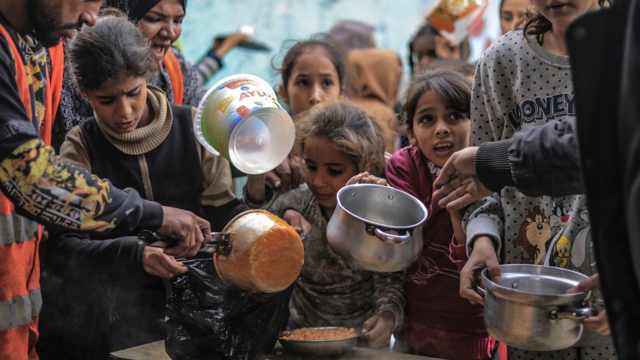 Warga Gaza antre untuk mendapatkan bantuan makanan/ist