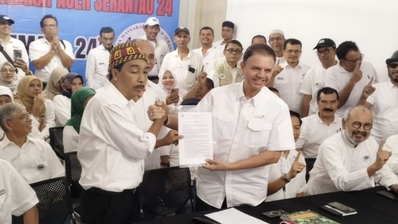 Kapten Timnas AMIN Syaugi Alaydrus menerima deklarasi dukungan dari Ketua Umum Gemas 24 Zulkifli di Jakarta, Kamis (8/2/2024). (ANTARA/Bagus Ahmad Rizaldi)