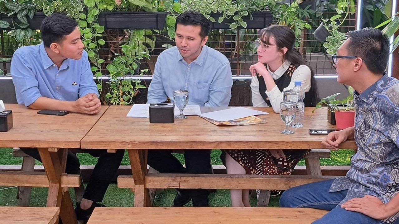 Cawapres Gibran Rakabuming Raka (kiri) dan Emil Dardak (kedua dari kiri). (Antara)