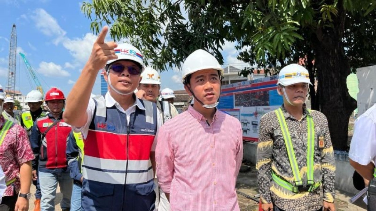 Wali Kota Surakarta Gibran Rakabuming Raka meninjau pengerjaan underpass Simpang Joglo di Solo, Jawa Tengah, Selasa (13/2/2024). ANTARA/Aris Wasita