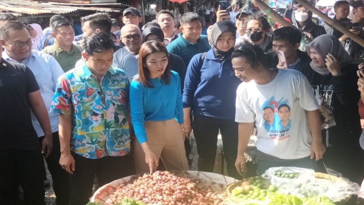 Calon Wakil Presiden RI Gibran Rakabuming Raka dan istrinya, Selvi Ananda, di Pasar Kemiri Muka, Beji, Kota Depok, Jawa Barat, Jumat (2/2/2024). ANTARA/Walda