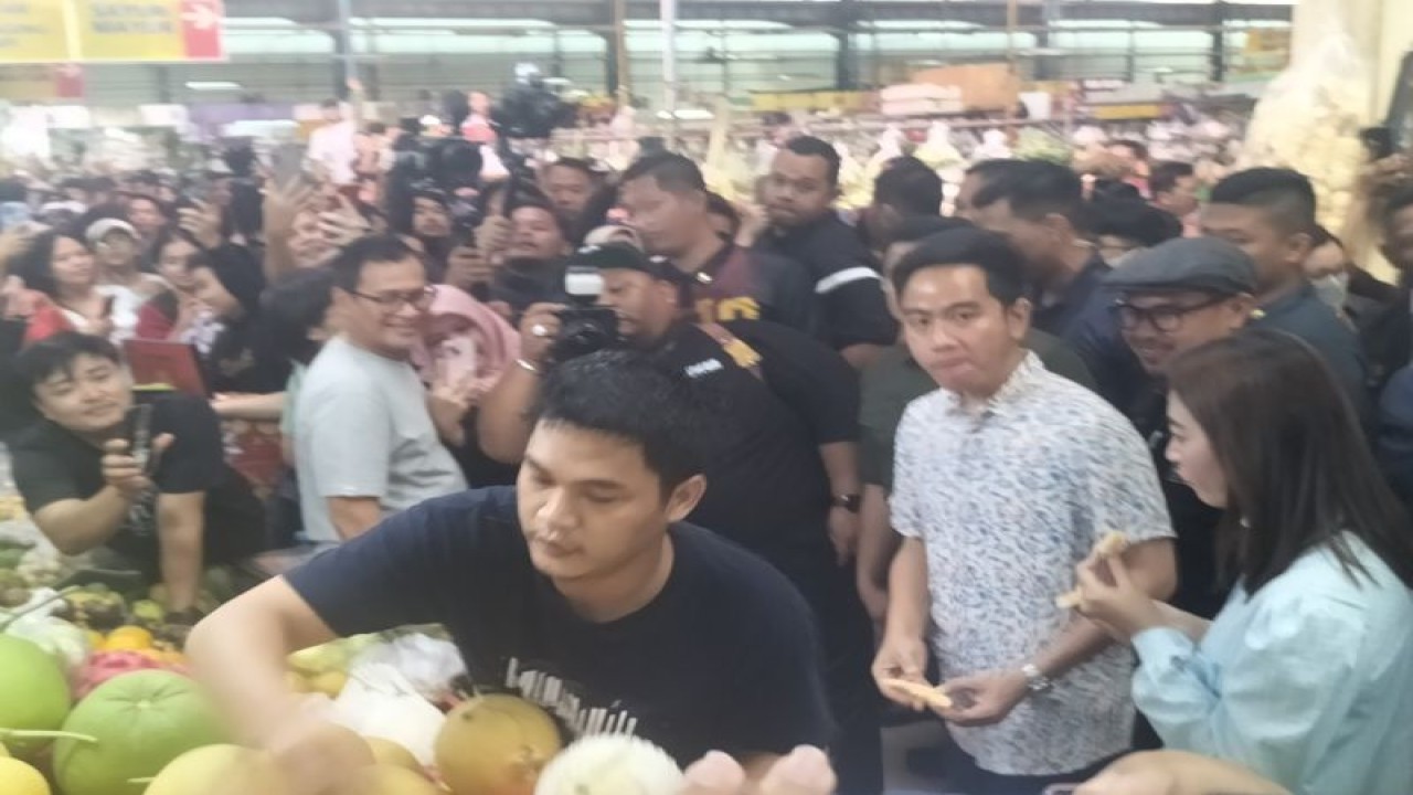 Gibran Rakabuming Raka dan Selvi Ananda di Pasar Modern BSD City Tangerang Selatan, Sabtu (3/2/2024) (ANTARA/Walda)