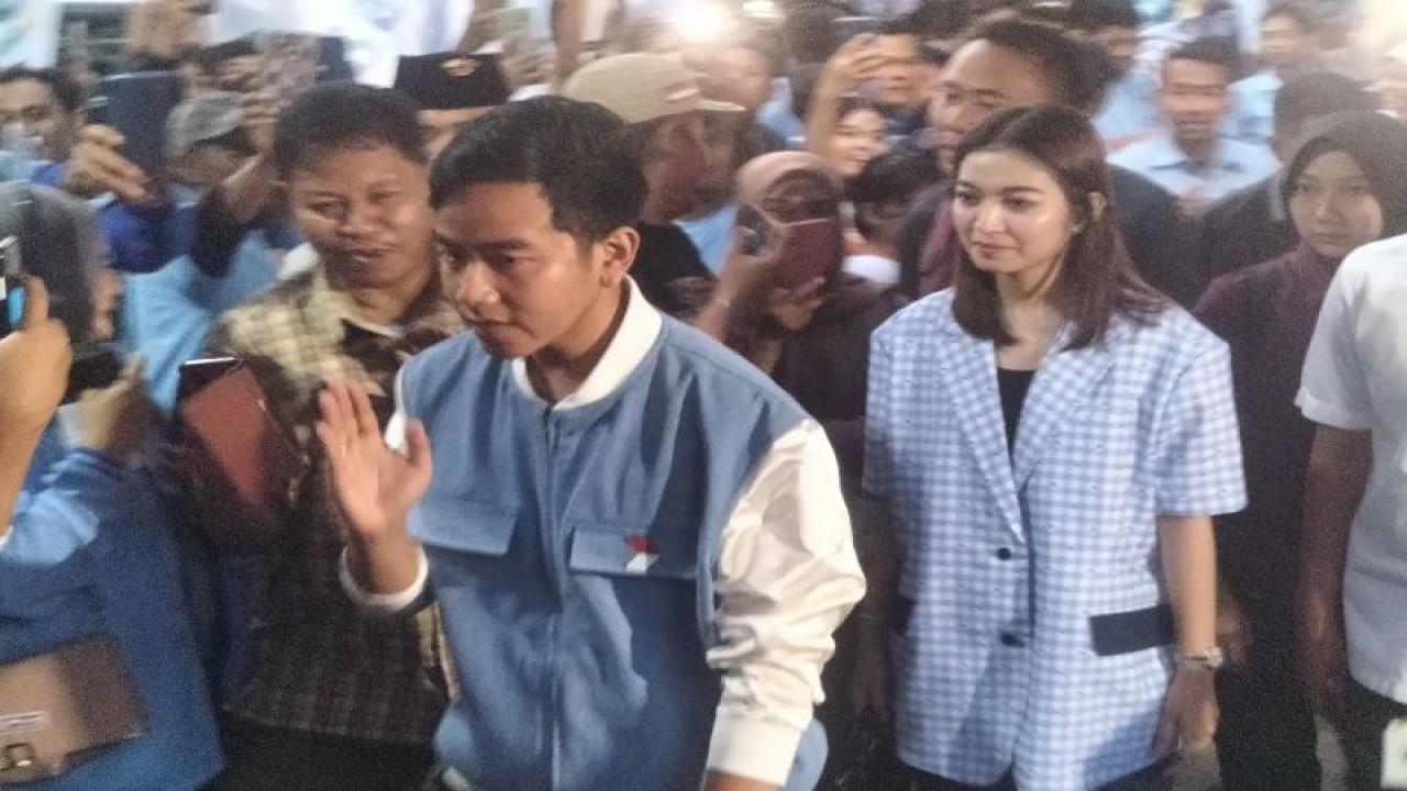 Calon wakil presiden nomor urut 2 Gibran Rakabuming Raka di kawasan Kartanegara Jakarta Selatan, Minggu (4/2/2024). ANTARA/Walda Marison