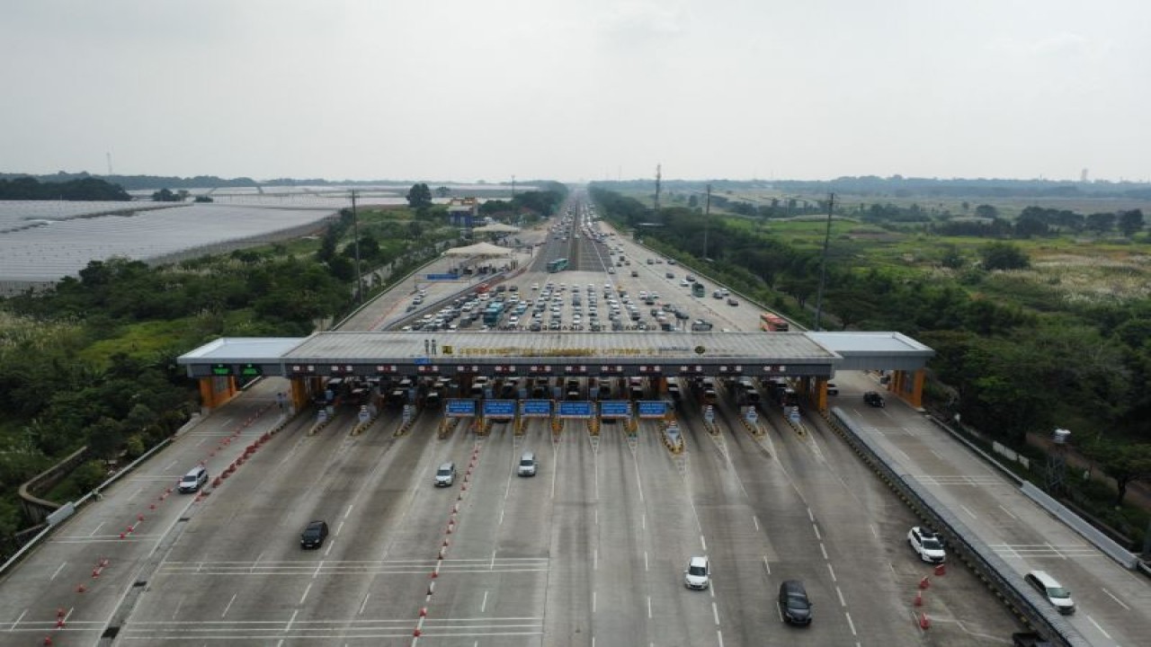 Ilustrasi - Suasana Gerbang Tol (GT) Cikampek Utama. ANTARA/HO-Ditjen Perhubungan Darat