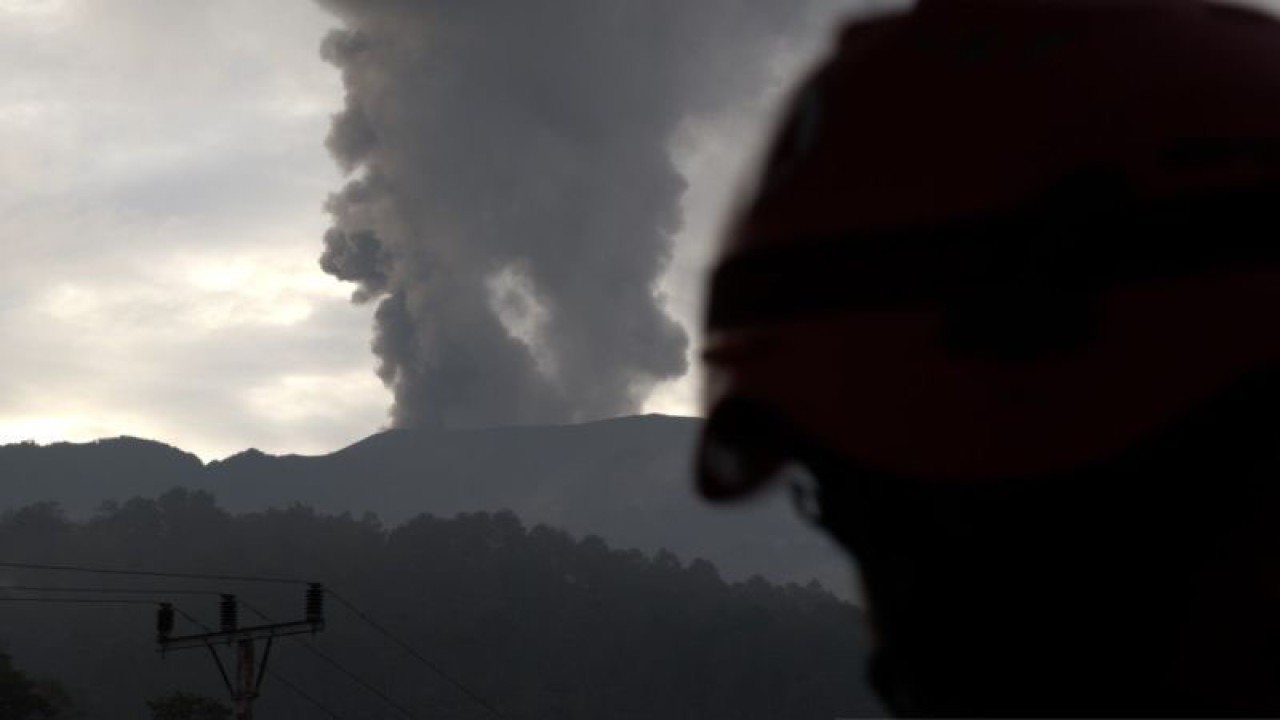 Penampakan Gunung Marapi yang terletak di Kabupaten Agam dan Kabupaten Tanah Datar. ANTARA/Muhammad Zulfikar