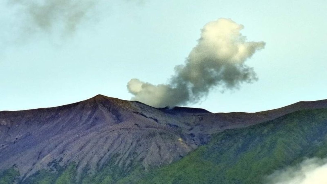 Gunung Marapi Sumatera Barat saat mengalami erupsi. Gunung setinggi 2.891 mdpl ini kembali erupsi setelah sempat terpantau tidak beraktivitas selama sepuluh hari terakhir. (Antara/HO-dokumentasi pribadi).