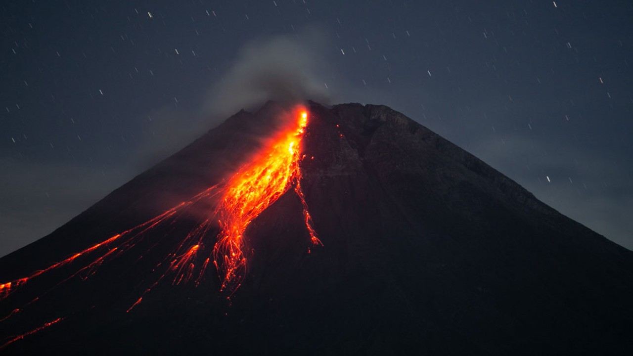 Guguran lava pijar Gunung Merapi terlihat dari Turi, Sleman, DI Yogyakarta, Selasa (12/12/2023). Menurut data BPPTKG periode pengamatan 11 Desember 2023 pukul 00.00-24.00 WIB telah terjadi 24 kali guguran lava dengan jarak luncuran maksimal 1.900 meter ke Kali Bebeng dan tiga kali guguran lava dengan jarak luncur 1.000 meter ke arah Kali Boyong, tingkat aktivitas Gunung Merapi Siaga (level III). ANTARA FOTO/Hendra Nurdiyansyah/rwa.