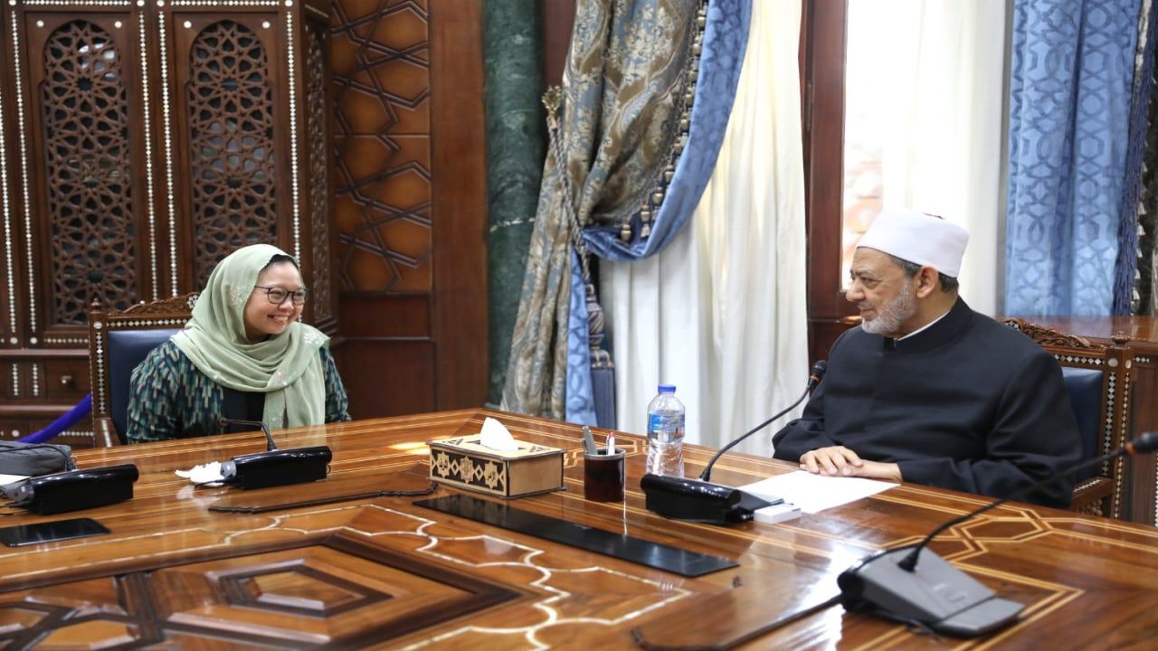 Hj. Alissa Wahid (kiri) berbincang akrab dengan Grand Syeikh al-Azhar, Prof. Dr. Ahmad al-‎Tayyeb dalam lawatan khusus ke kantor Grand Syeikh Al-Azhar di Gedung Masyikhah al-Azhar al-Syarif/ist