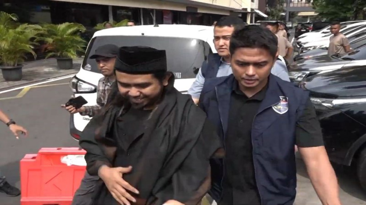 Gus Samsudin (kiri) usai menjalani pemeriksaan di Polda Jawa Timur, Surabaya, Kamis (29/2/2024). ANTARA/HO-Bidhumas Polda Jatim