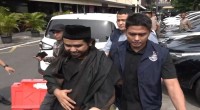 Gus Samsudin (kiri) usai menjalani pemeriksaan di Polda Jawa Timur, Surabaya, Kamis (29/2/2024). ANTARA/HO-Bidhumas Polda Jatim-1709199775