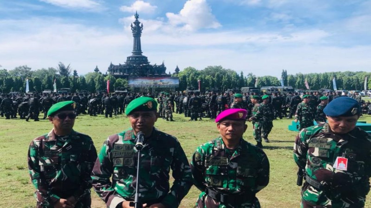 Panglima Komando Daerah Militer IX/Udayana Mayor Jenderal TNI Harfendi (kedua dari kiri) memberikan keterangan terkait dengan kesiapan TNI dalam mengamankan Pemilu 2024 di Lapangan Niti Mandala, Renon, Denpasar, Bali, Kamis (1/2/2024). ANTARA/Rolandus Nampu