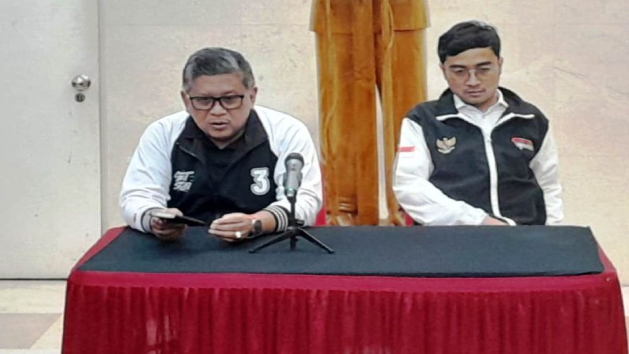 Sekretaris Jenderal PDIP Hasto Kristiyanto (kiri) bersama politisi muda PDIP Aryo Seno Bagaskoro (kanan) dalam konferensi pers di Kantor DPP PDIP, Jakarta, Senin (5/2/2024). ANTARA/Narda Margaretha Sinambela