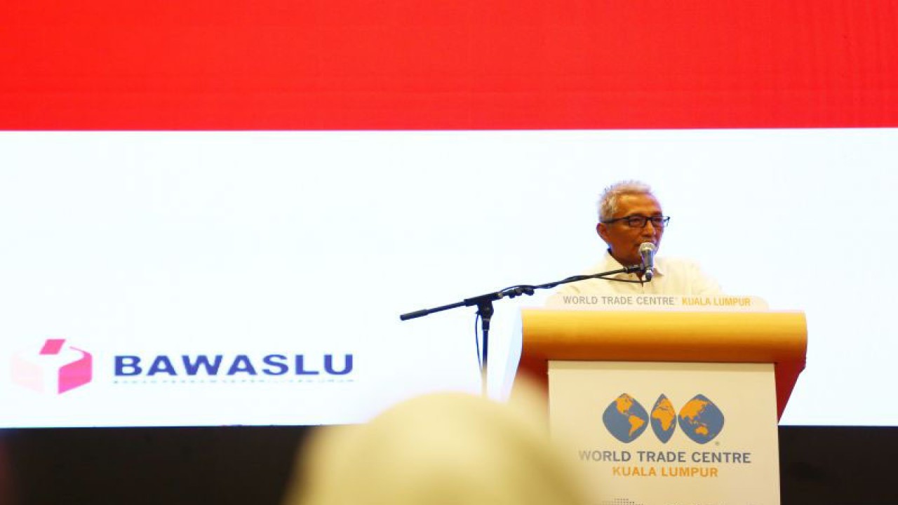 Duta Besar Republik Indonesia untuk Malaysia Hermono membuka bimbingan teknis (bimtek) Pengawas Kotak Suara Keliling (KSK) dan Tempat Pemungutan Suara Luar Negeri (TPSLN) Kuala Lumpur di World Trade Center (WTC), Kuala Lumpur, Kamis (1/2/2024). ANTARA/Virna P Setyorini