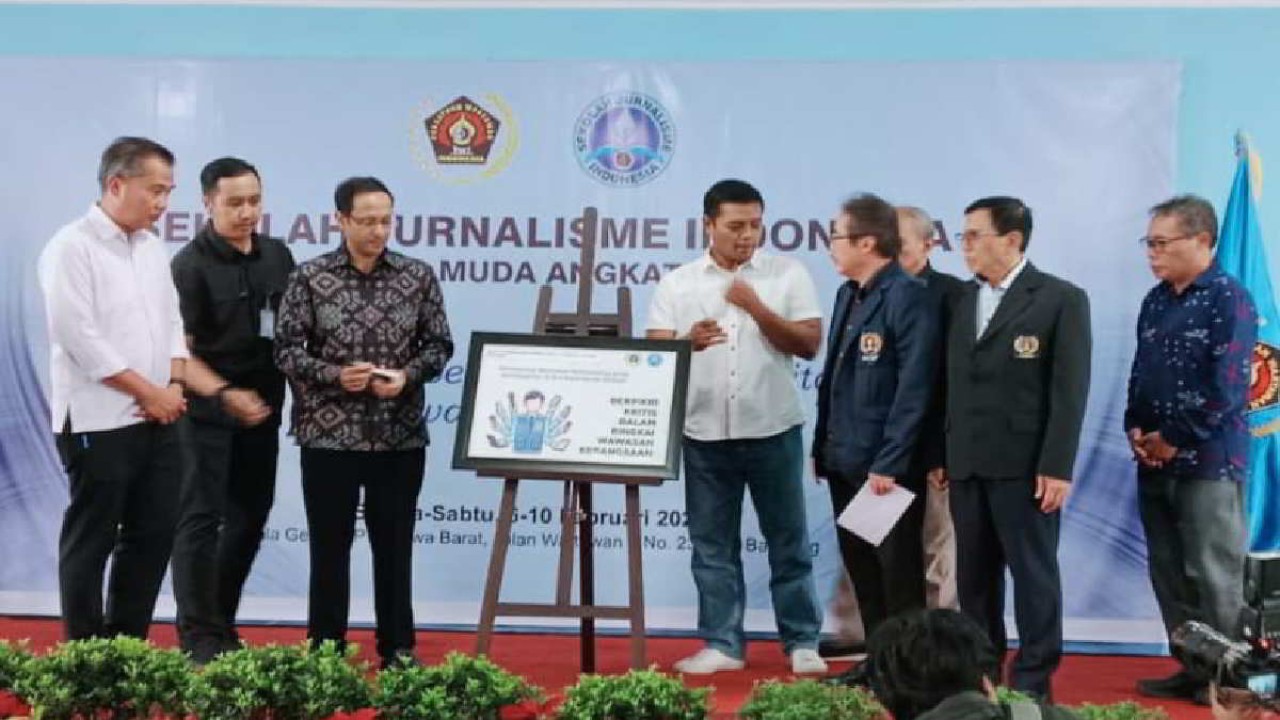 Mendikbudristek Nadiem Anwar Makarim (ketiga kiri) dan Pj Gubernur Jawa Barat Bey Machmudin bersama Ketua Umum PWI Pusat Hendry Ch. Bangun serta jajaran pengurus pada Pembukaan Sekolah Jurnalisme Indonesia (SJI) Kelas Muda Angkatan 1, di Gedung Persatuan Wartawan Indonesia (PWI) Jawa Barat, Jalan Wartawan, Kota Bandung, Selasa (6/2/2024)/ist