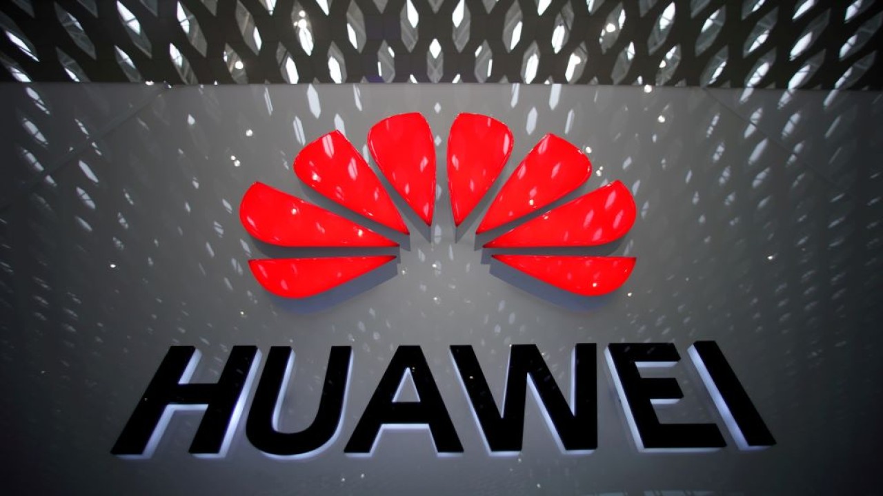 Logo Huawei di Bandara Internasional Shenzhen di Shenzhen, Provinsi Guangdong, China, 22 Juli 2019. (Aly Song/Reuters)
