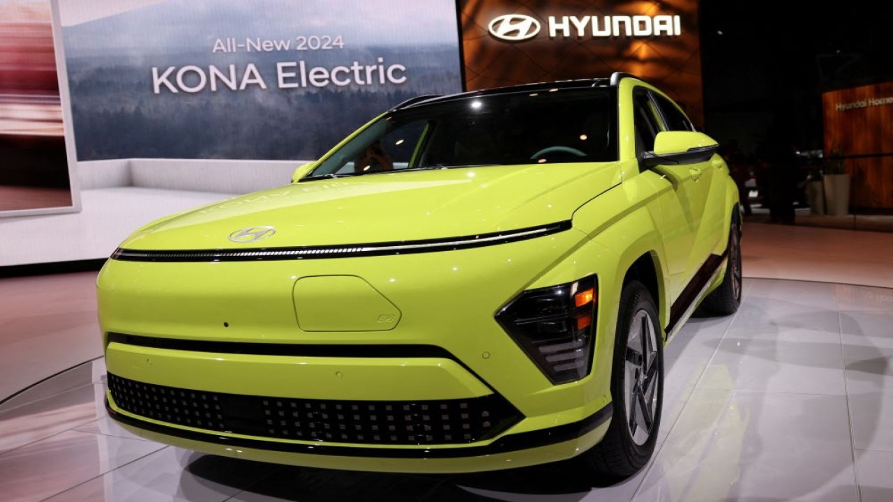 Kendaraan listrik Hyundai Kona ditampilkan di New York International Auto Show, di Manhattan, New York City, Amerika Serikat, 5 April 2023. (Dok/Andrew Kelly/Reuters)