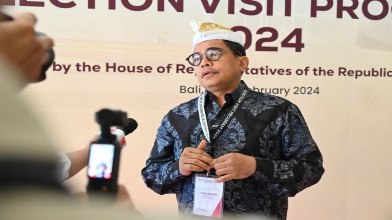 Sekretaris Jenderal DPR RI Indra Iskandar saat diwawancarai di sela sesi Focus Group Discussion (FGD) terkait sistem dan penyelenggaraan pemilu 2024, di Bali, Denpasar, Selasa (13/2/2024). Foto: Wilga/nr