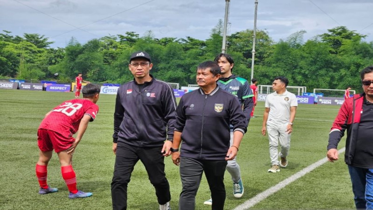 Direktur Utama Liga Topskor U-17 Yusuf Kurniawan (kiri) dan Direktur teknik PSSI sekaligus pelatih timnas U-20 Indra Sjafri (kanan) berjalan setelah membuka kompetisi Garnier Men Liga Topskor U-17 2024 di Lapangan Latihan AS-IOP, Sentul, Kabupaten Bogor, Jawa Barat, Minggu (4/2/2024). (ANTARA/RAUF ADIPATI)