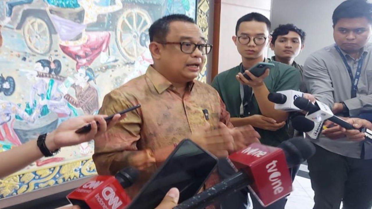 Koordinator Staf Khusus Presiden Ari Dwipayana menyampaikan keterangan pers di Gedung Sekretariat Negara, Jakarta, pada Jumat (2/2/2024). ANTARA/Andi Firdaus