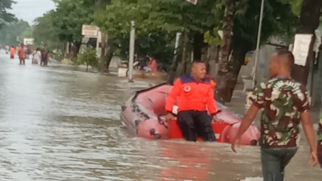 Jalan di Kabupaten Grobogan, Jawa Tengah, mengalami banjir akibat curah hujan tinggi serta melimpasnya air sungai setempat. (ANTARA/HO-BPBD Grobogan)