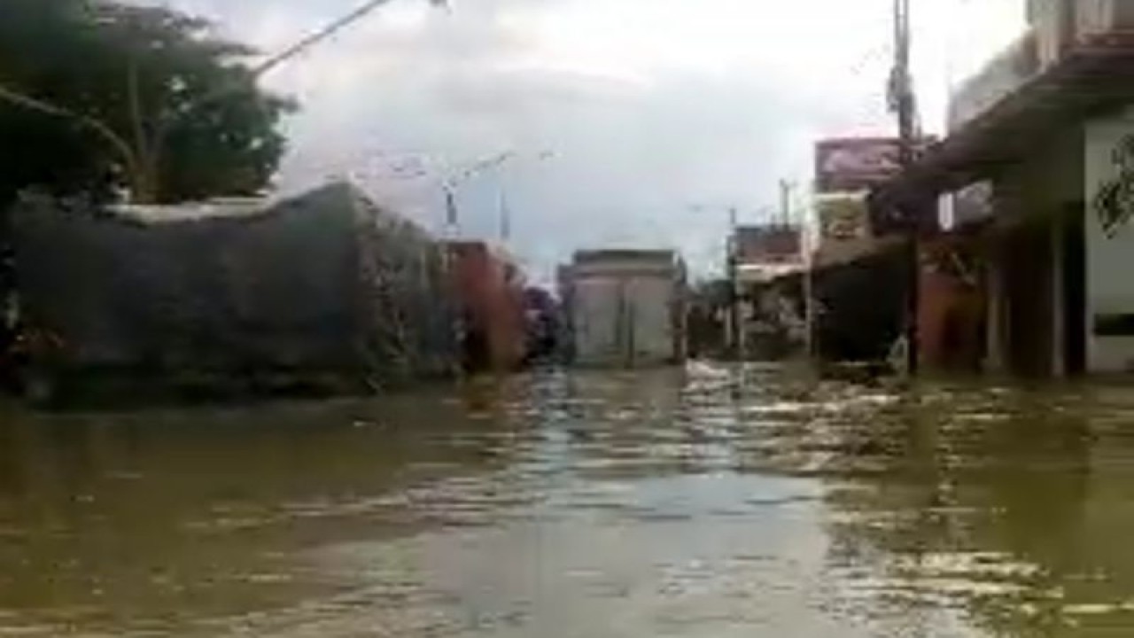 Foto hasil screenshot video warga memperlihatkan kendaraan truk besar tidak bisa berjalan karena ketinggian air genangan banjir di Jalan Pantura Timur Demak-Kudus setinggi orang dewasa, sehingga jalur tersebut tidak bisa dilalu, Kamis (8/2/2024). (ANTARA/HO.)