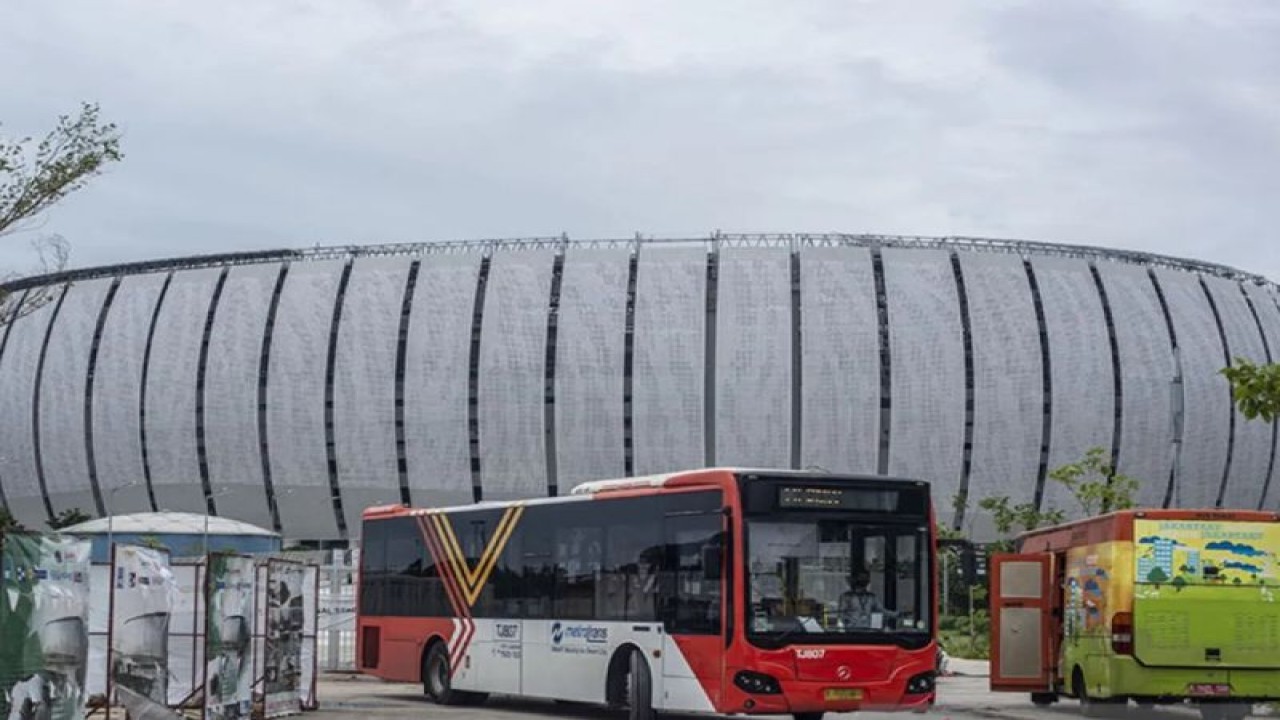 Arsip bus MetroTrans melintas di kawasan Halte Jakarta International Stadium (JIS), Jakarta, Selasa (1/3/2022). ANTARA FOTO/Aprillio Akbar/rwa/aa