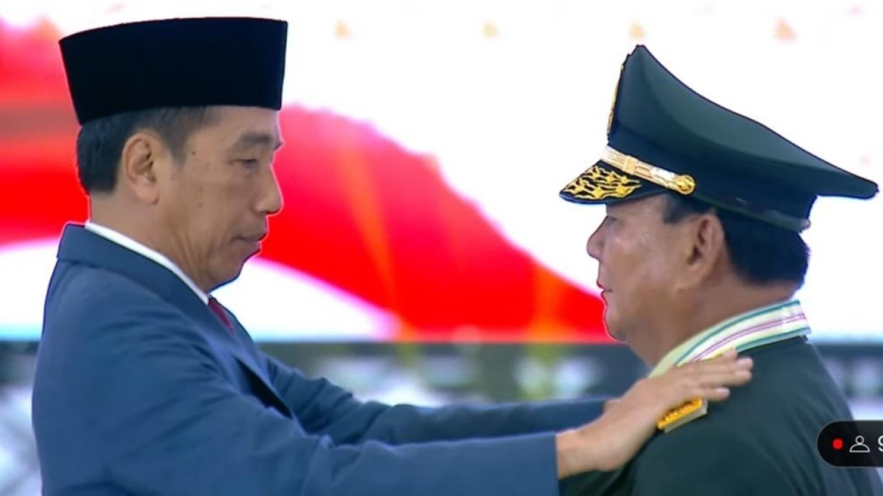 Presiden Jokowi menyematkan tanda pangkat baru kepada Menteri Pertahanan Prabowo Subianto. (YouTube Kemhan)