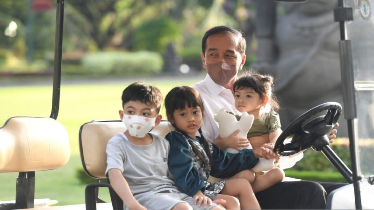 Presiden Jokowi menghabiskan waktu Lebaran hari ke-2 dengan bermain bersama cucu-cucunya yaitu Jan Ethes Srinarendra, Sedah Mirah Nasution dan La Lembah Manah di halaman Istana Kepresidenan Yogyakarta pada Selasa (3/5) sore. (ANTARA/Lukas - Biro Pers Sekretariat Presiden)