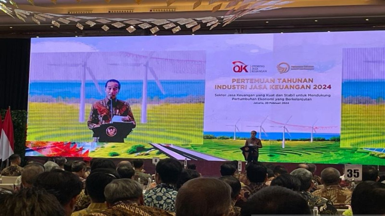 Presiden Joko Widodo menyampaikan sambutan dalam Pertemuan Tahunan Industri Jasa Keuangan 2024 di Jakarta, Selasa (20/2/2024). (ANTARA/Yashinta Difa)