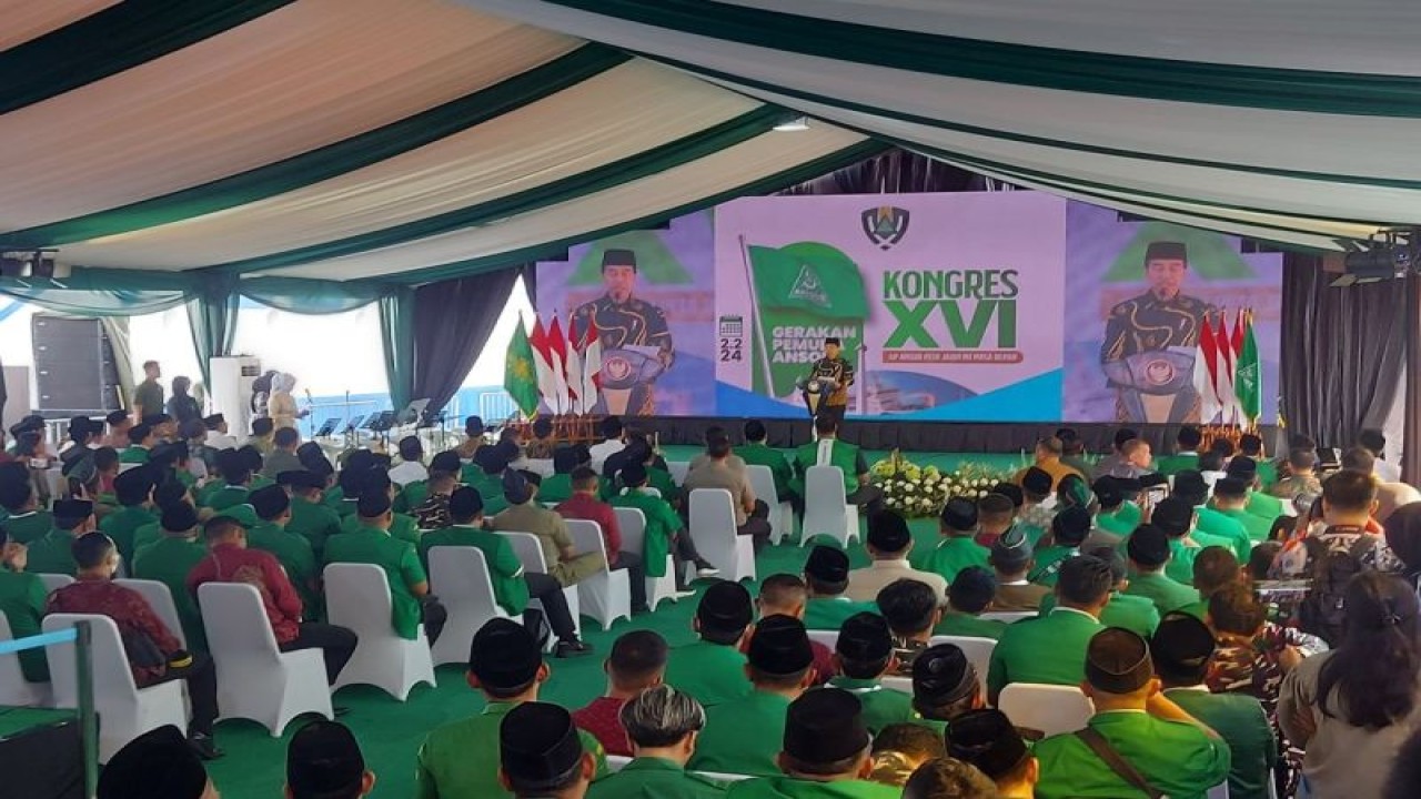 Presiden RI Joko Widodo saat menyampaikan sambutan dalam agenda Kongres XVI Gerakan Pemuda (GP) Ansor di Terminal Penumpang Kapal Pelni, Tanjung Priok, Jakarta Utara, Jumat (2/2/2024). ANTARA/Andi Firdaus/aa.