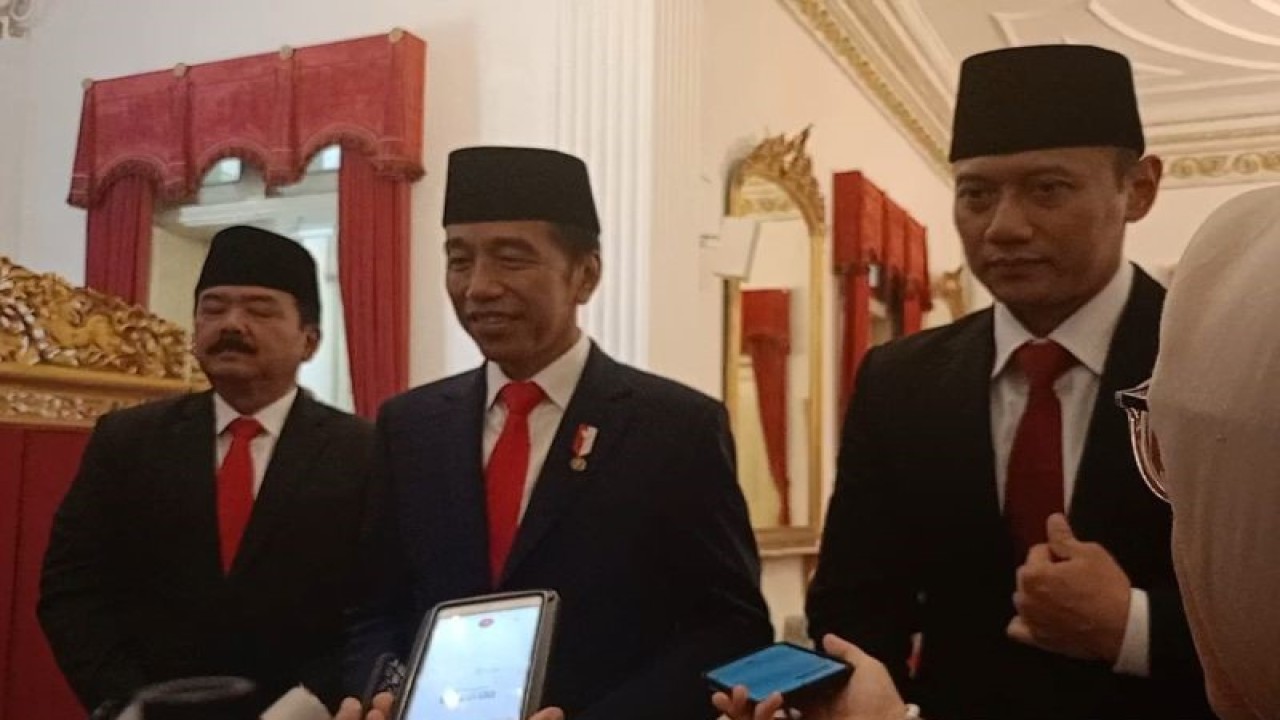 Presiden RI Joko Widodo memberikan keterangan pers usai acara pelantikan pejabat negara di Istana Negara, Jakarta, Rabu (21/2/2024). ANTARA/Rangga Pandu Asmara Jingga