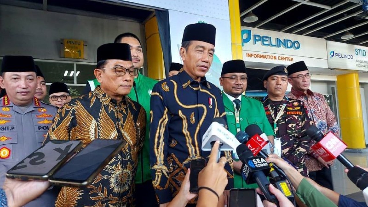 Presiden Joko Widodo menyampaikan keterangan pers usai menghadiri Kongres XVI GP Ansor di Pelabuhan Tanjung Priok, Jakarta, pada Jumat (2/2/2024). ANTARA/Andi Firdaus/aa.