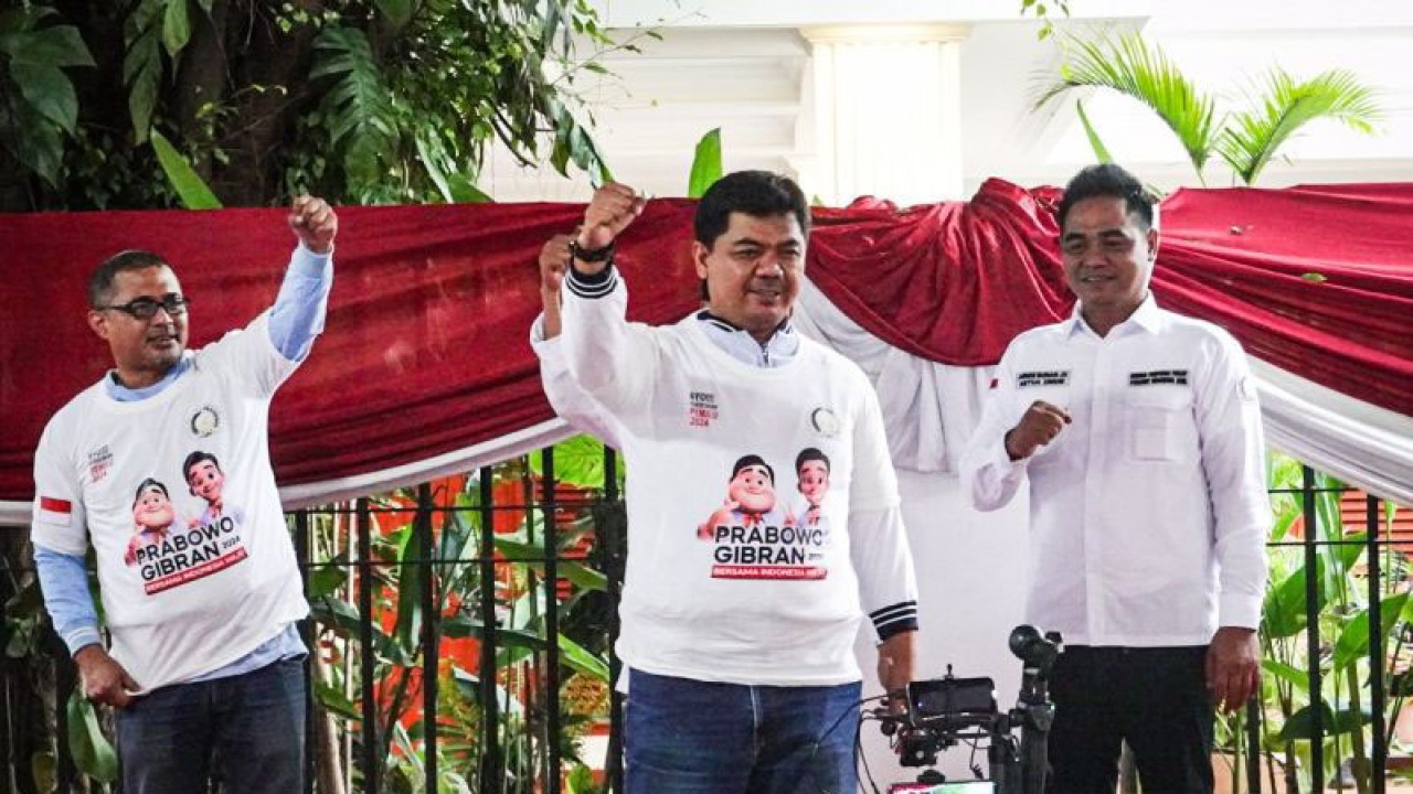 Wakil Ketua TKN Prabowo-Gibran, Juri Ardiantoro (tengah), mengepalkan tangannya saat deklarasi Penjahit Indonesia Raya kepada pasangan calon Prabowo-Gibran di pelataran kediaman Prabowo di Jalan Kertanegara Nomor 4, Kebayoran Baru, Jakarta Selatan, Jakarta, Minggu (14/1/2023). (ANTARA/Aprillio Abdullah Akbar)