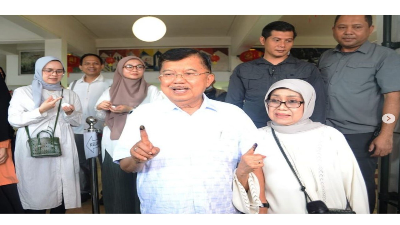 Jusuf Kalla bersama Istri usai mencoblos