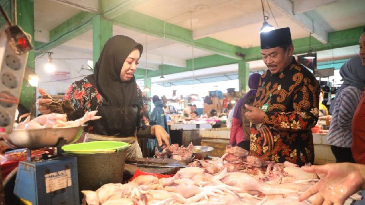 Peninjauan pasar Flamboyan Pontianak, Kalbar. ANTARA/Dedi