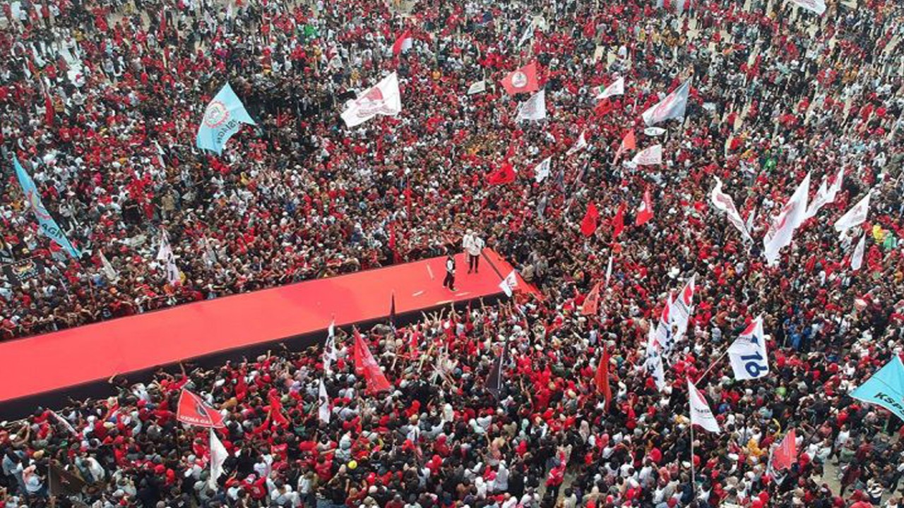 Foto udara calon presiden nomor urut 3 Ganjar Pranowo menyampaikan orasi saat menghadiri Hajatan Rakyat di Stadion Pakansari, Kabupaten Bogor, Jawa Barat, Jumat (9/2/2024). ANTARA FOTO. Yulius Satria Wijaya/rwa/aa. (ANTARA FOTO/Yulius Satria Wijaya)