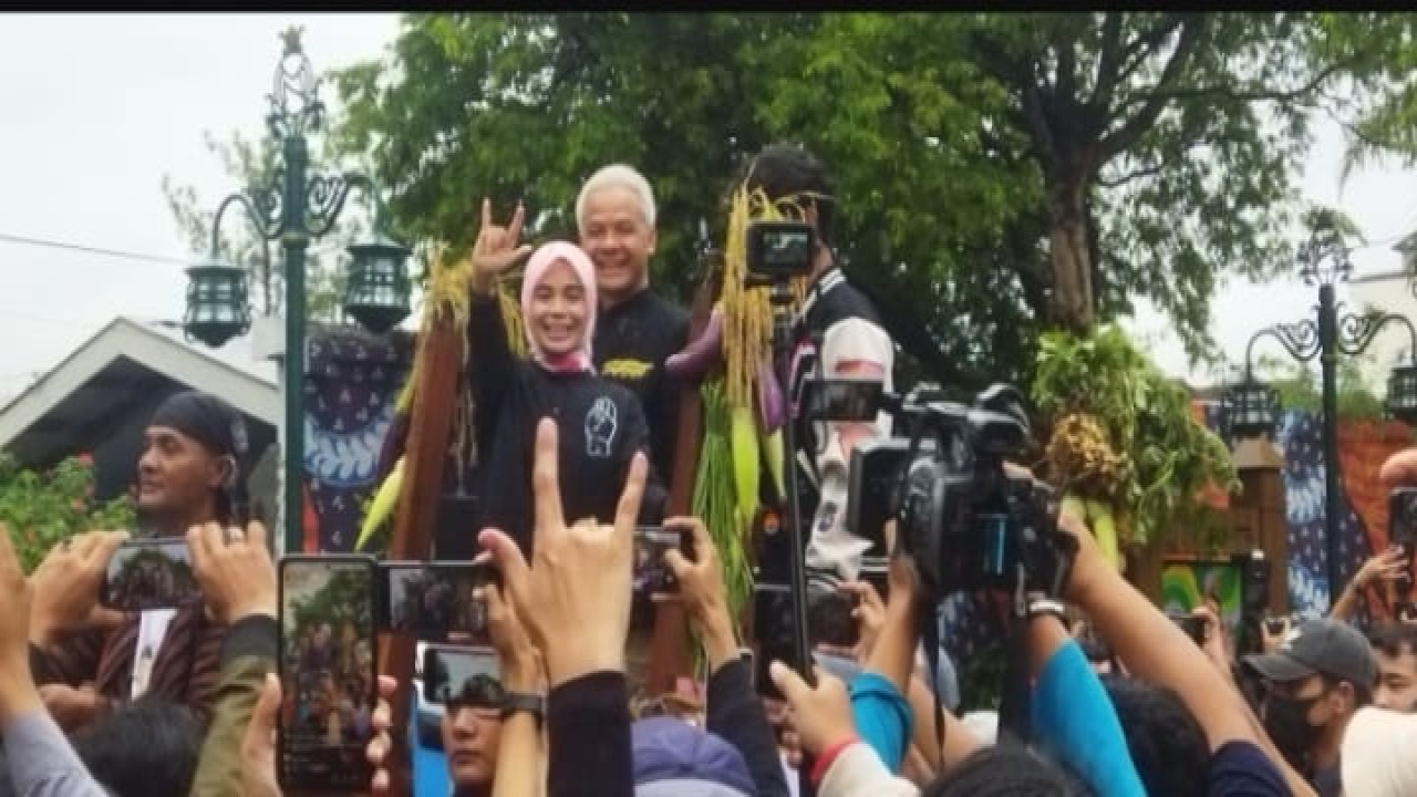 Ganjar Pranowo didampingi istri mengikuti kirab pada kampanye akbar Ganjar-Mahfud di Solo/ist