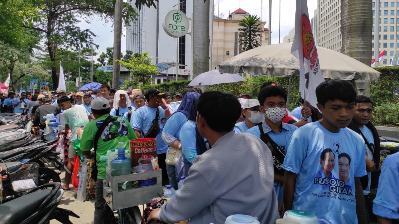 Anak-anak muda berbondong-bondong mendatangi kampanye akbar Prabowo-Gibran di SUGBK.