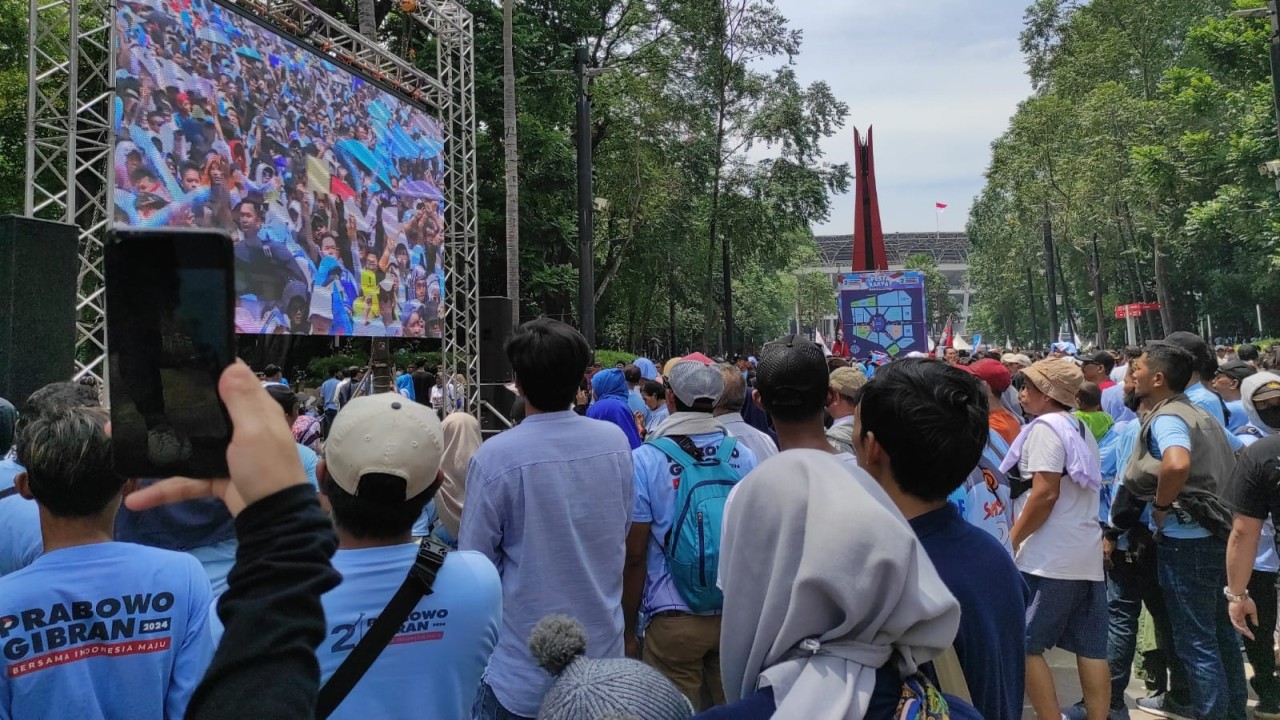 Layar besar yang disiapkan penyelenggara kampanye untuk pendukung Prabowo-Gibran yang tak bisa masuk ke SUGBK.